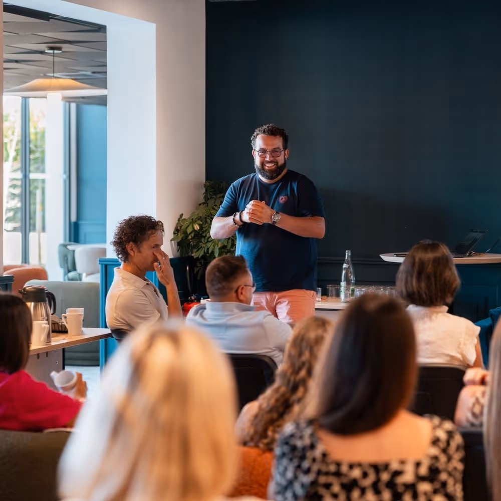 salle-personnes-presentateur