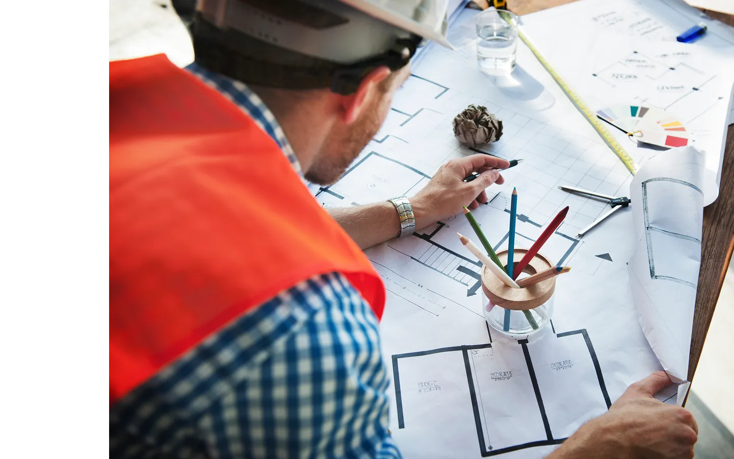 Technische Projektplanung auf Bauzeichnungen im Industriebau