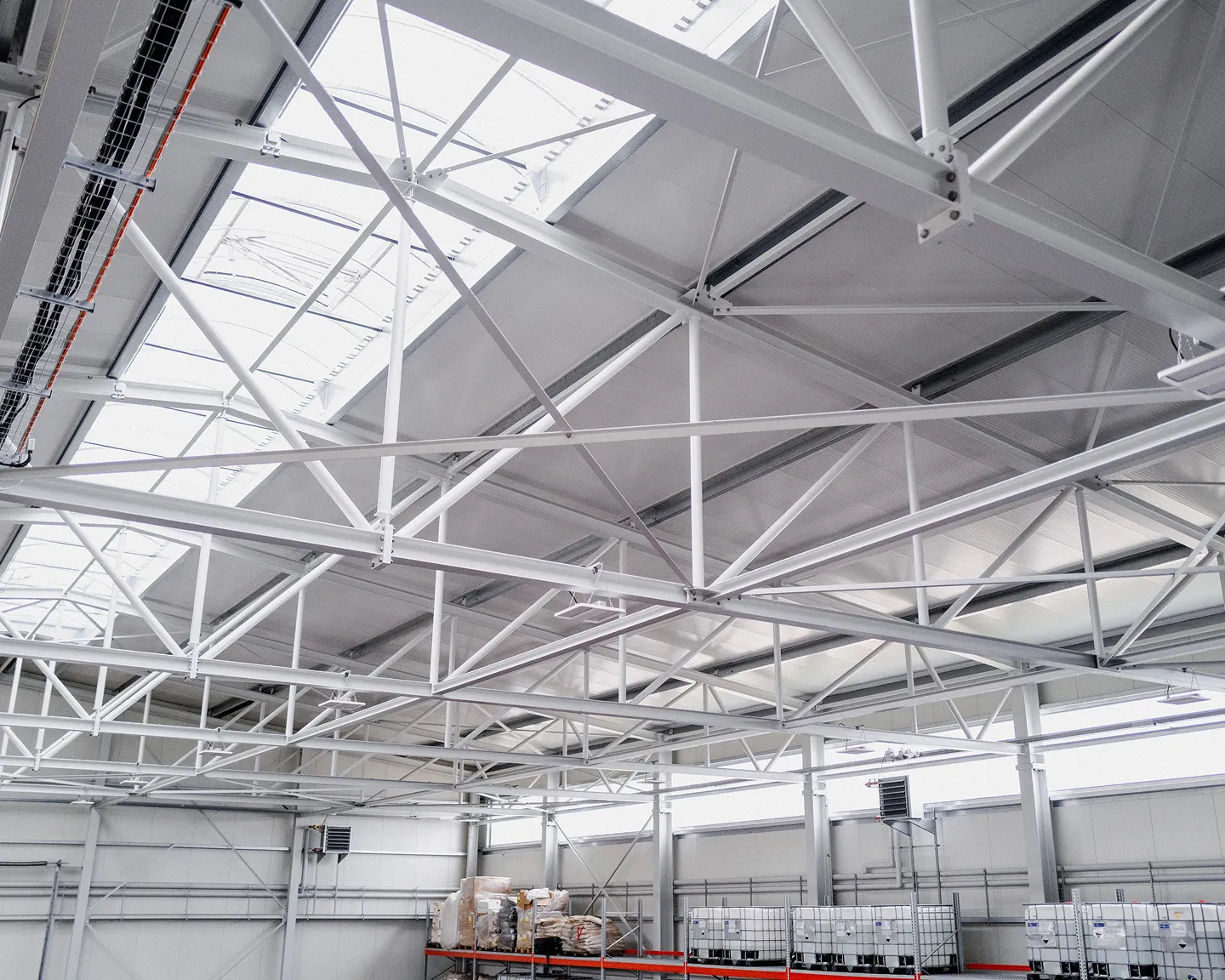 Industriehalle mit Stahltragwerk und technischer Infrastruktur