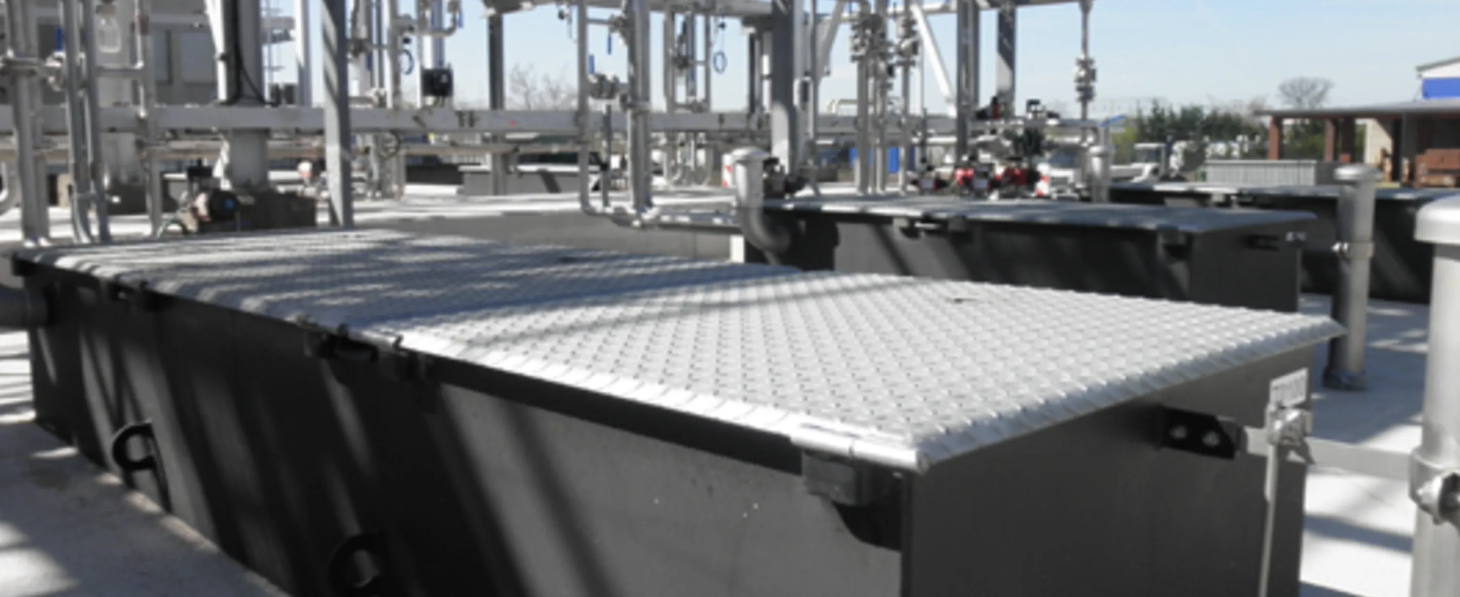 Baustelle mit Kran und Fundamentarbeiten im Industriebau