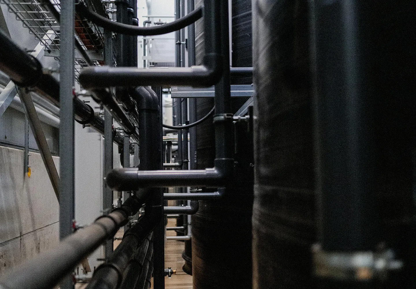 Rohrleitungen und Stahlbau in einer Industrieanlage