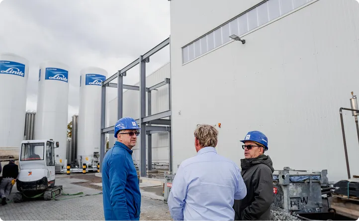 Mitarbeitende der BIG Ingenieurgesellschaft bei einem Termin im Industriebereich