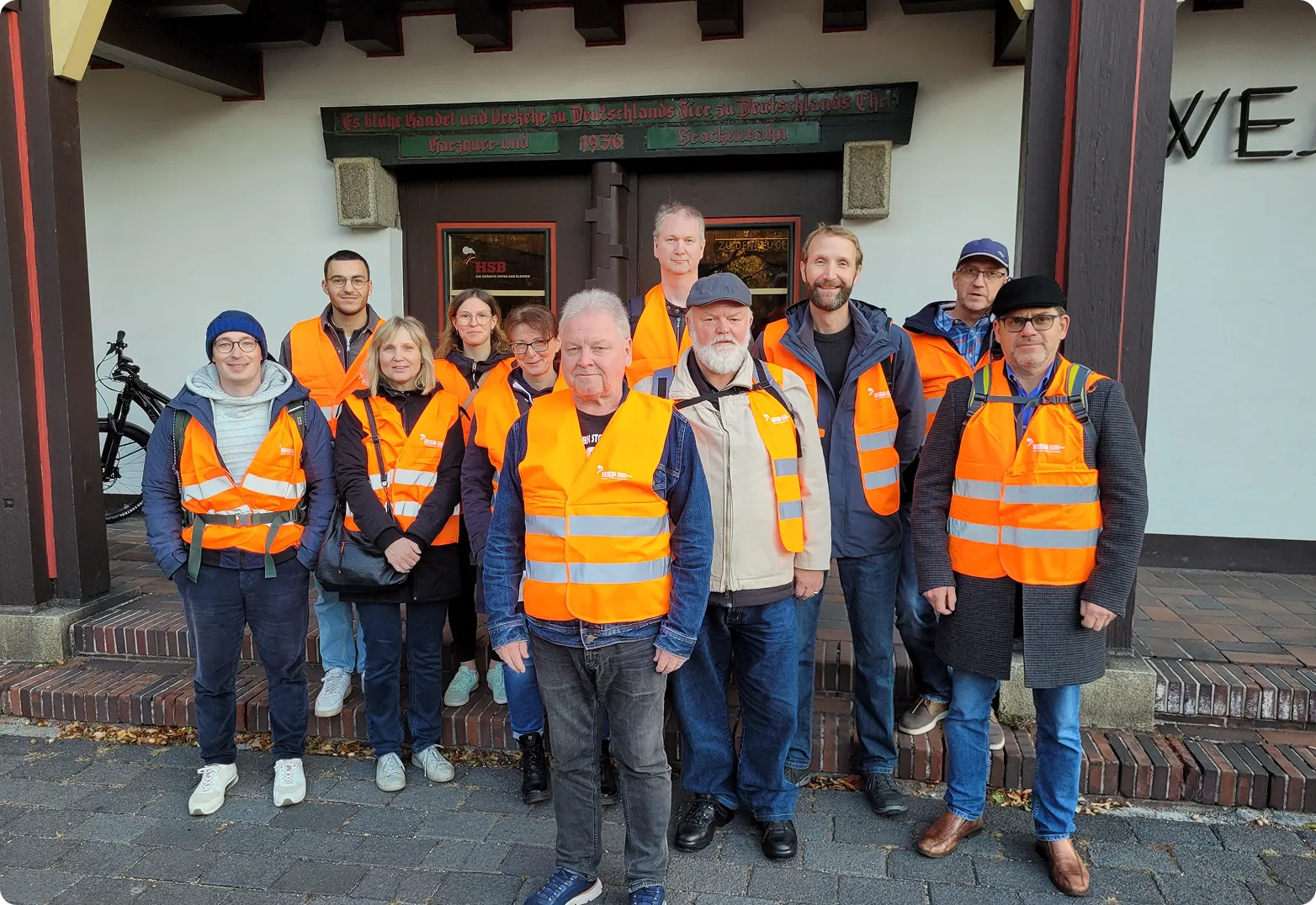Team der BIG Ingenieurgesellschaft mbH Bitterfeld vor dem Firmengebäude in Sicherheitswesten