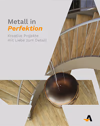 Spiralförmige Treppe mit Holzstufen und Metallgeländer, Blick von oben.