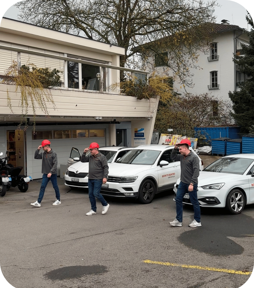 Sechs diverse Personen lächeln und machen zusammen ein Selfie in einem modernen Büro.