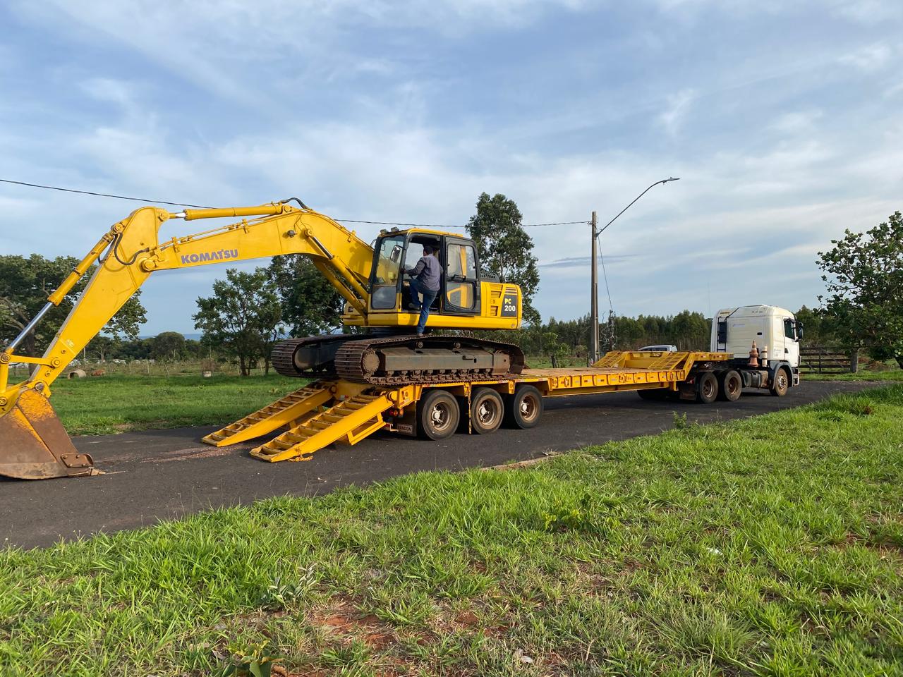 Carreta prancha para transporte de máquinas pesadas