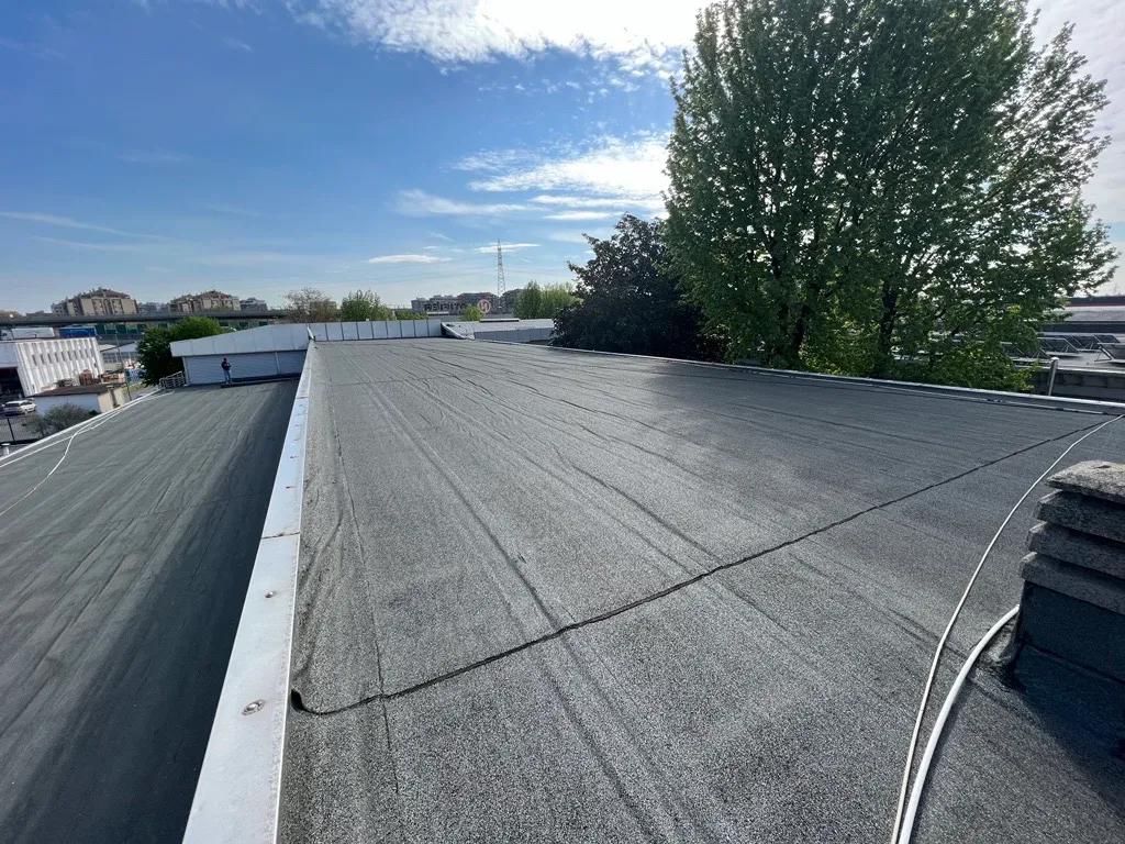 Tetto piano di un capannone aziendale a Milano per l'impianto fotovoltaico