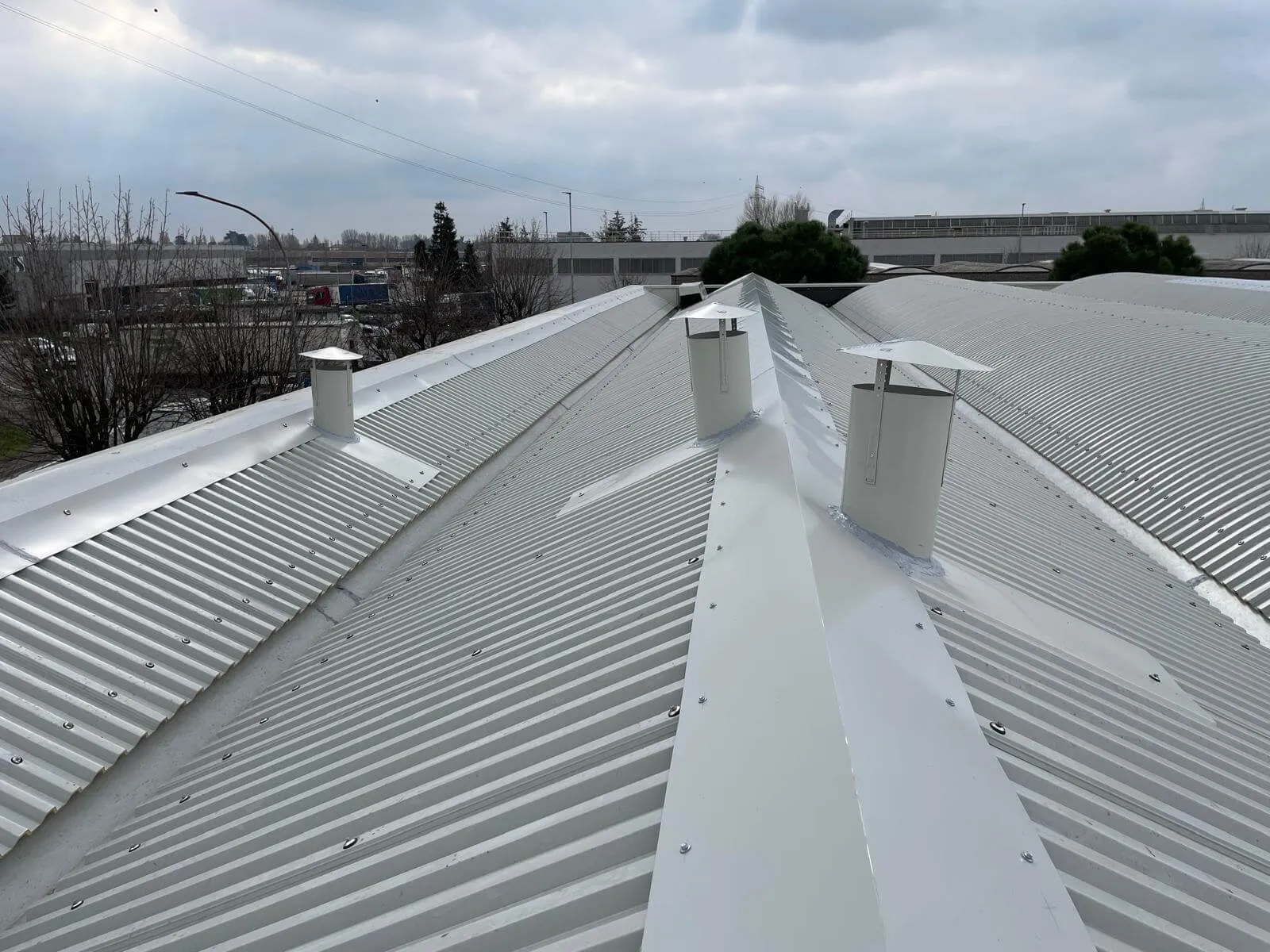 Copertura in lamiera di un capannone aziendale a Firenze