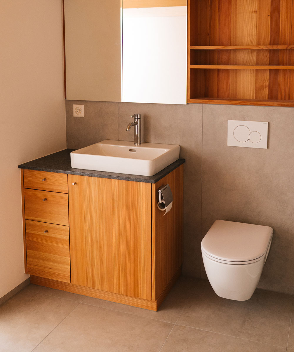 Badmöbel aus Holz mit Lavabo