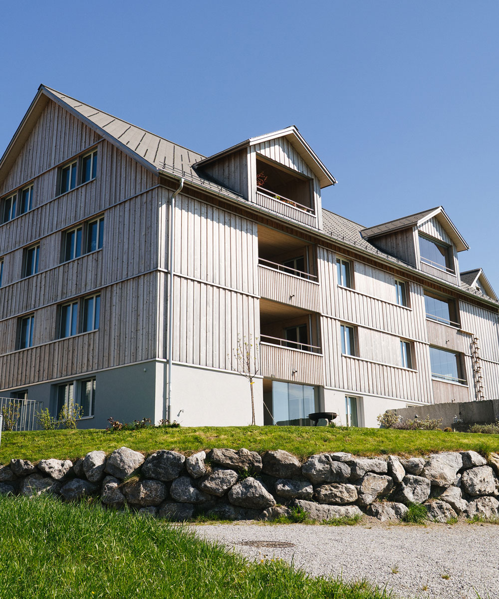 Mehrfamilienhaus mit Holzfassade
