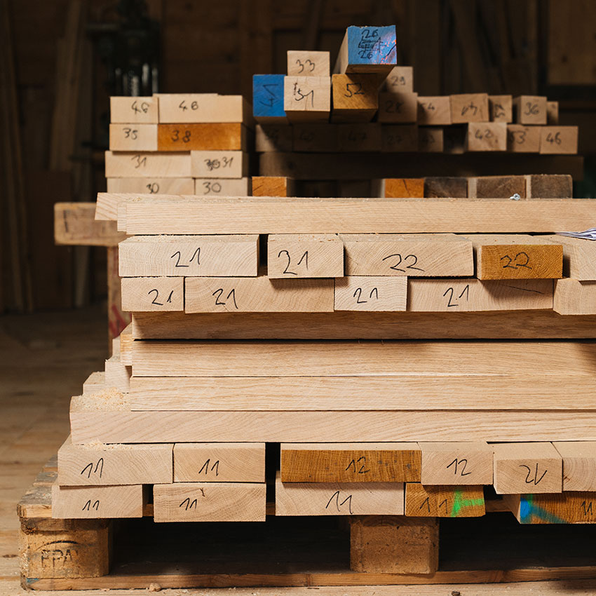 Sortierte Holzbalken im Lager