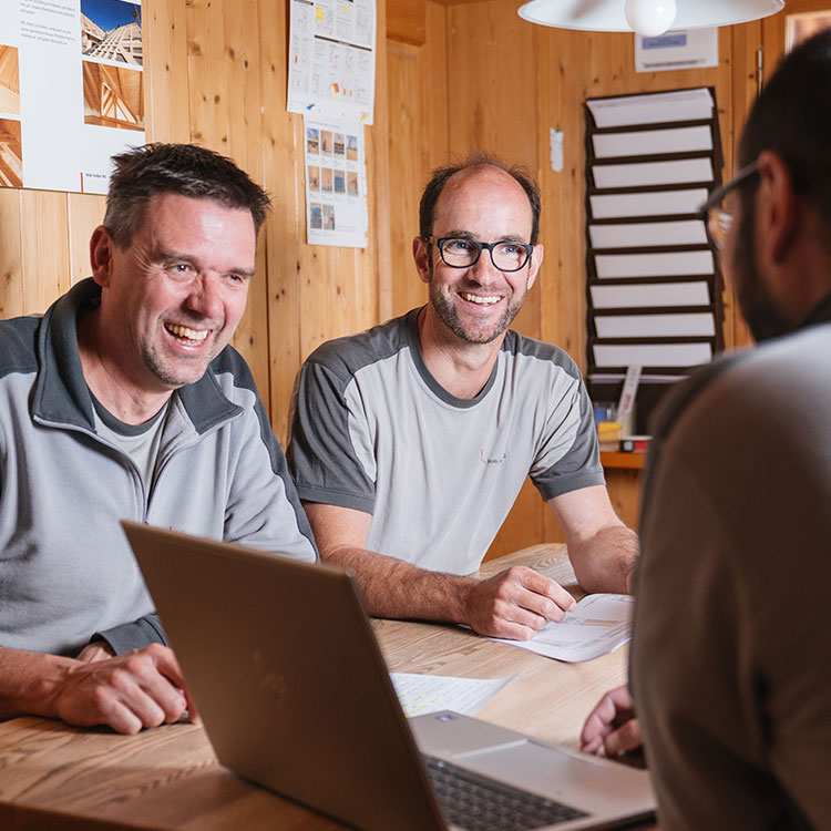 Projektbesprechung mit Bauplänen