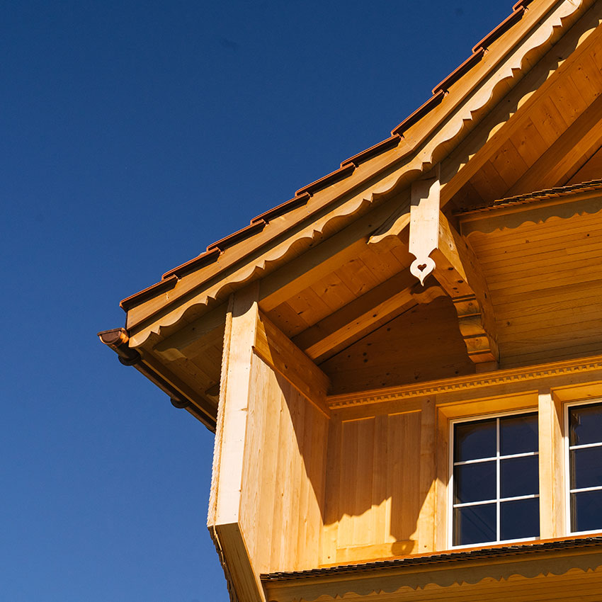 Holzhaus mit traditioneller Fassade