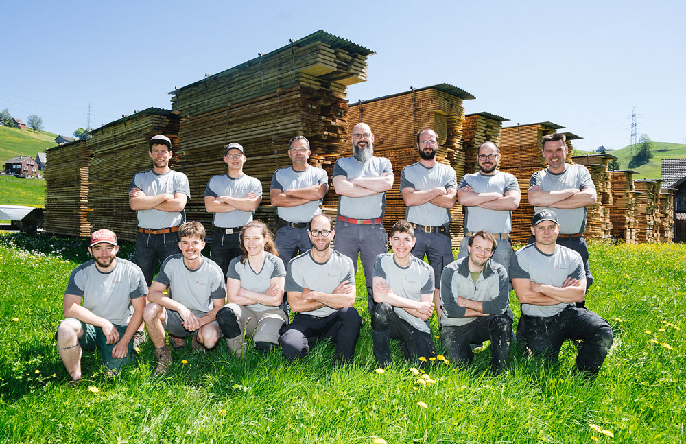 Team der Holz Keller AG vor dem Holzlager