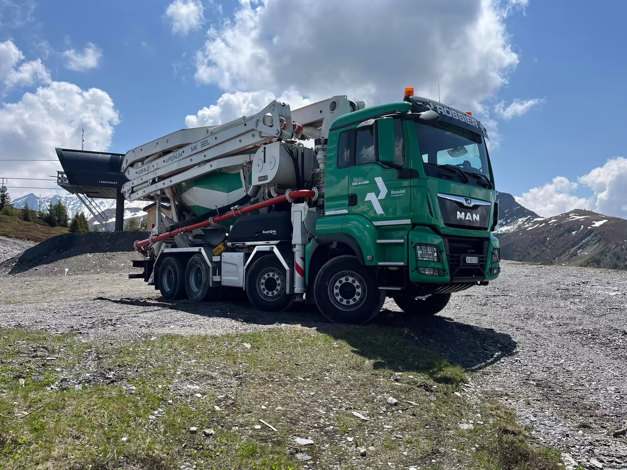 Véhicule équipé d'un malaxeur pompe