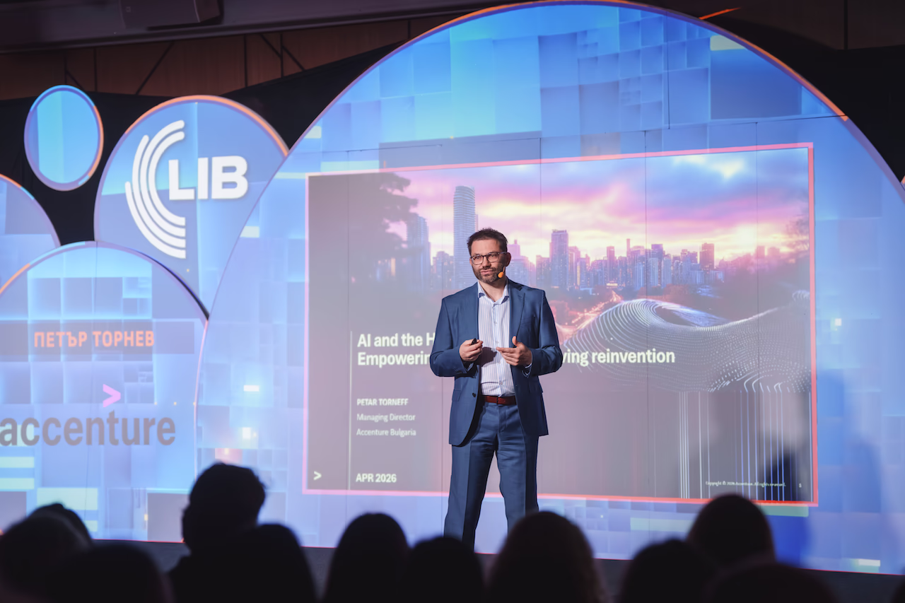 Петър Торнев от Accenture изнася лекция за AI на дигиталния екран на сцената на Tomorrow Redefined.