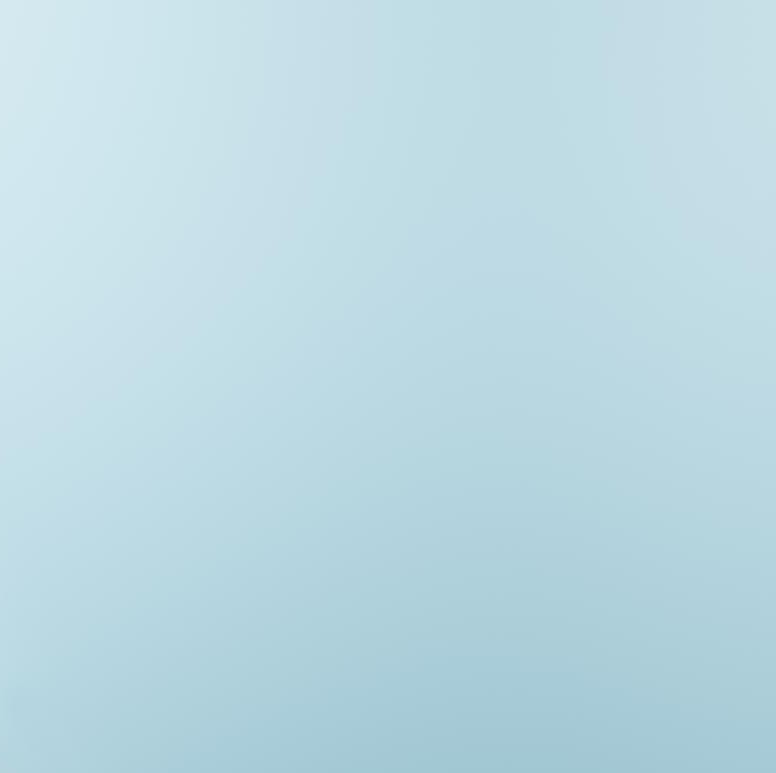 Lyseblå gradient bakgrunn som går fra lys øverst til mørkere nederst.