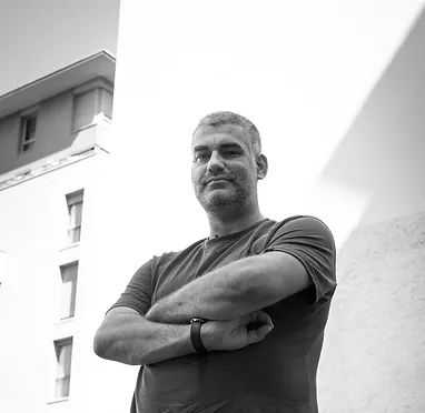 Une image contenant Visage humain, personne, habits, hommeLe contenu généré par l’IA peut être incorrect.