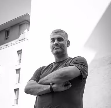 Une image contenant Visage humain, personne, habits, hommeLe contenu généré par l’IA peut être incorrect.