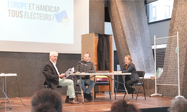 Une image contenant habits, homme, personne, meublesLe contenu généré par l’IA peut être incorrect.