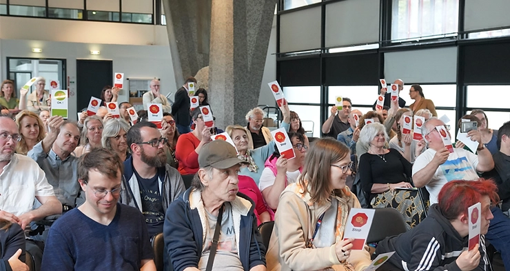 Une image contenant habits, Visage humain, personne, hommeLe contenu généré par l’IA peut être incorrect.