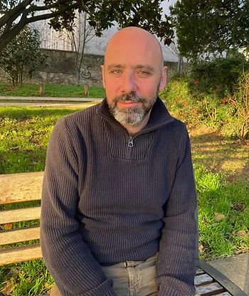 Une image contenant personne, habits, plein air, arbreLe contenu généré par l’IA peut être incorrect.