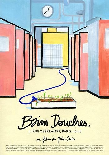 L'affiche du film représente les cabines de douches. Elles sont peintes avec un style réaliste. Les cabines sont peintes en rouge. Le sol est beige. Au fond on peu voir un mur jaune. En bas de l'affiche un tuyau d'arrosage est posé sur un bac de fleurs. En dessous est écrit le titre : Bains Douches, 41 rue Oberkampf, Paris 11éme. En dessous est inscrit le nom de la réalisatrice : Julie Conte. 