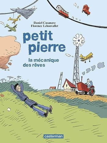 Sur l'image un grand ciel bleu ou l'on peu lire le titre : petit pierre la mécanique des rêves et le nom des auteurs Daniel Casanage et Florence Lebonvallet. Sur l'autre partie de l'image un homme est allongé dans l'herbe. Sur la droite un agriculteur est sur un vieux tracteur. L'image nous invité à réver.