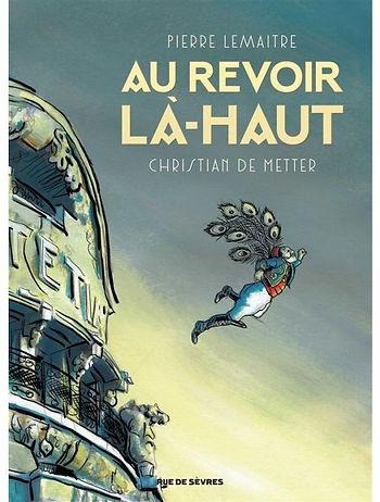 Sur cette couverture on peut voir un homme avec des plumes de paon dans le dos se jeter d'un batiment. Au dessus on peut lire le nom de l'auteur du livre : Pierre Lemaitre, le titre du livre : Au revoir Là-Haut et le nom du dessinateur : Christian de Metter. L'image est sombre avec des tâches de couleur jaune.