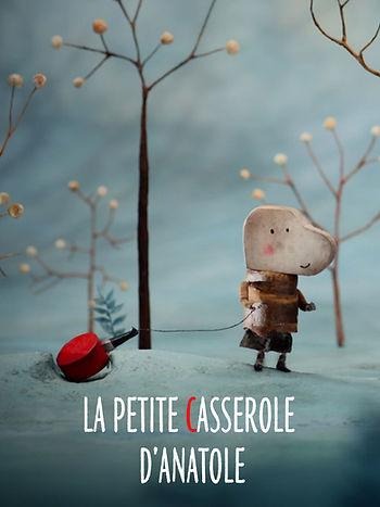 Un enfant en forme de marionnette traine une casserole rouge derière lui. Il est dans un décors de foret bleu.