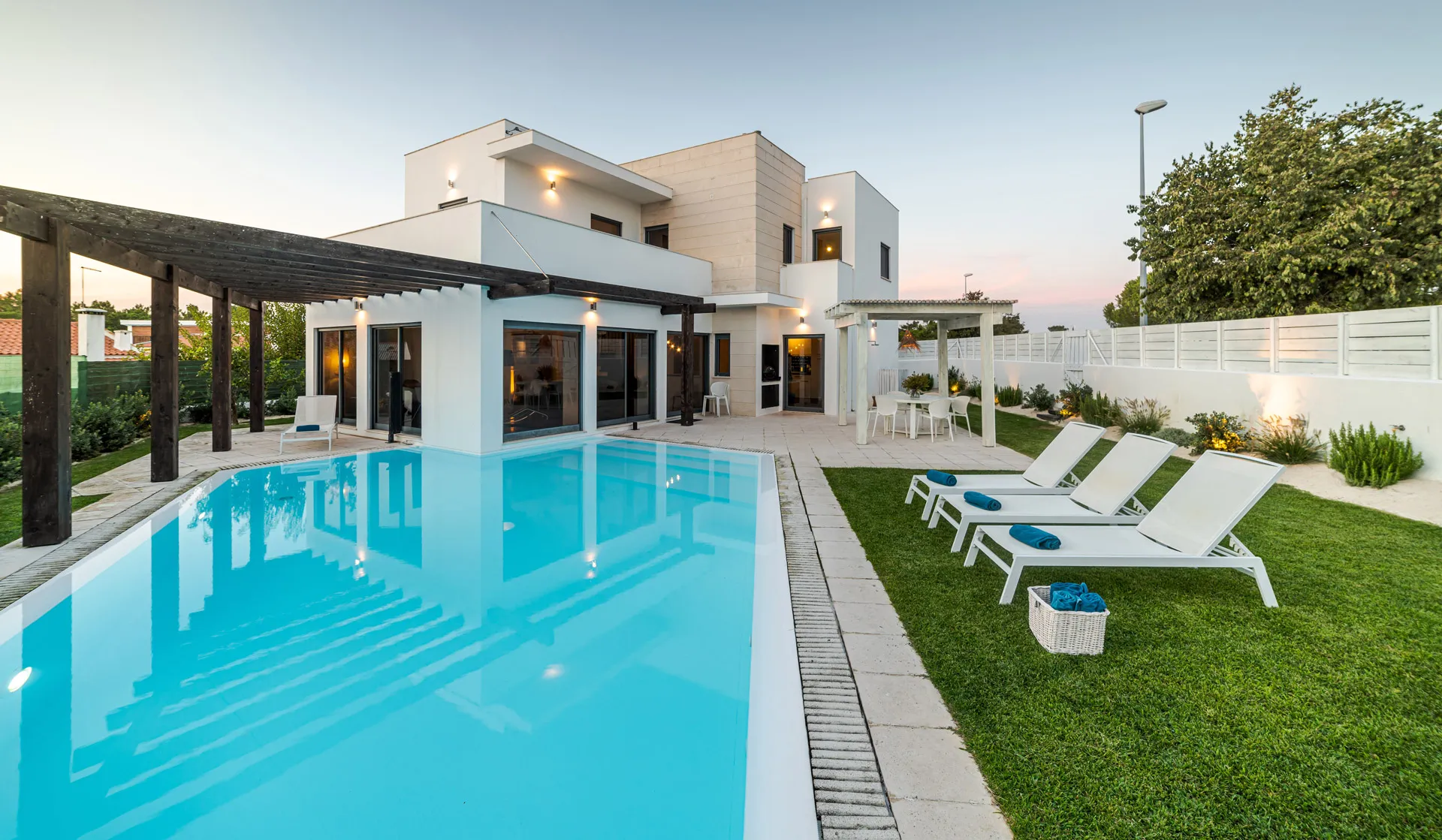 Image of beautiful rmodern pool in Houston, TX