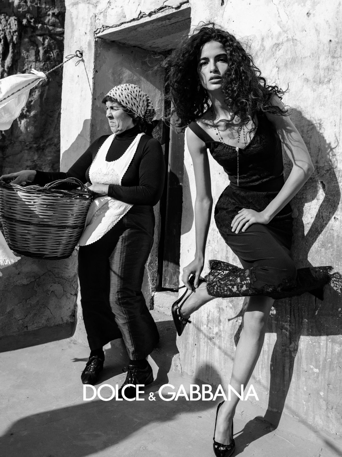 Production photo et vidéo, direction artistique et campagnes pour marques de mode, beauté et luxe. Studio de production créative basé à Paris.