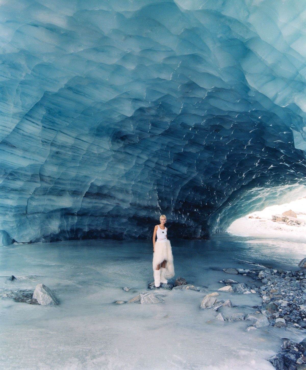 Production photo et vidéo, direction artistique et campagnes pour marques de mode, beauté et luxe. Studio de production créative basé à Paris.