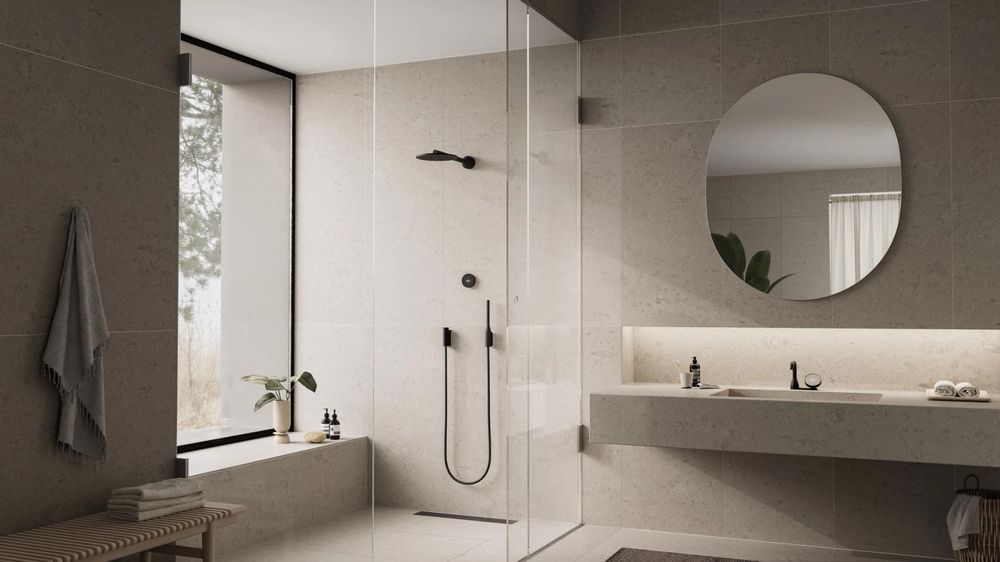 Orbital closed-loop shower installed in a bathroom