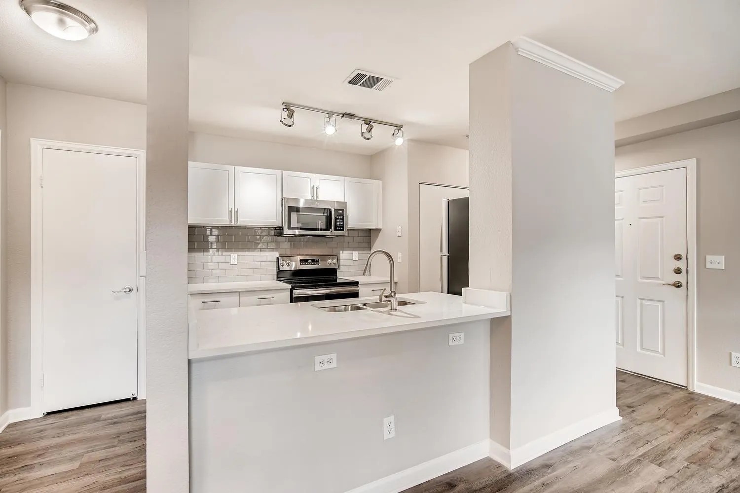 white kitchen with breakfast bar