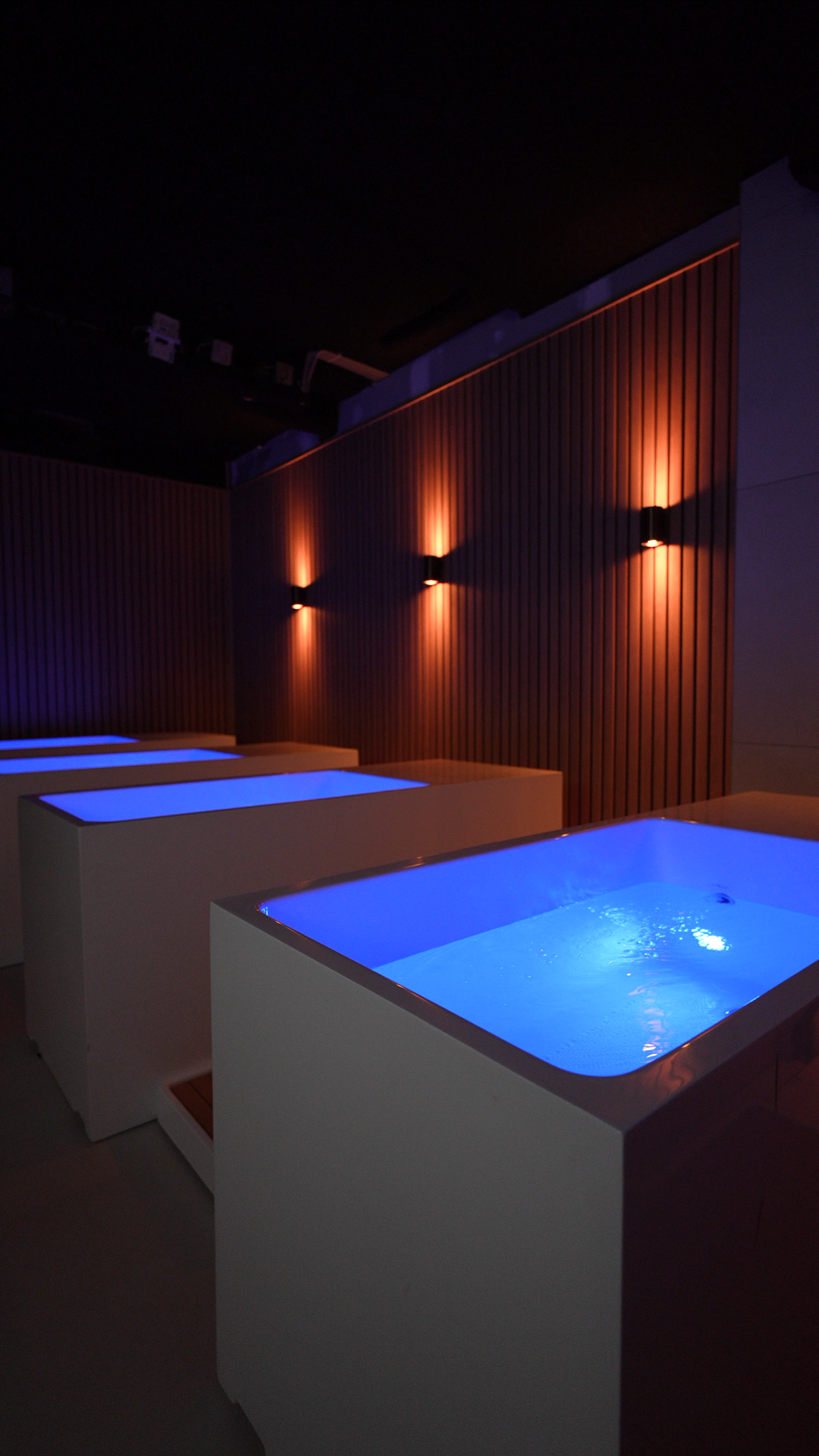 Rij ijsbaden met blauwe verlichting bij Pure Balance Club in Apeldoorn