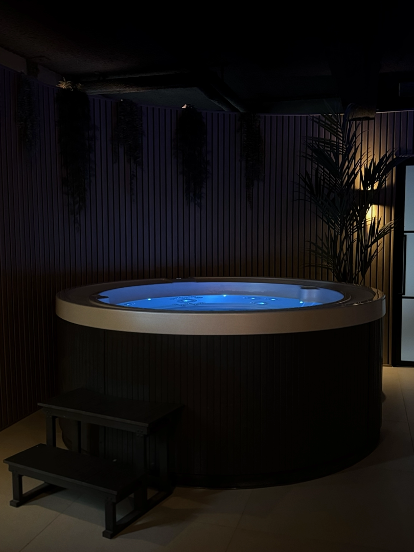 Ronde spa met blauwe verlichting bij Pure Balance Club in Apeldoorn