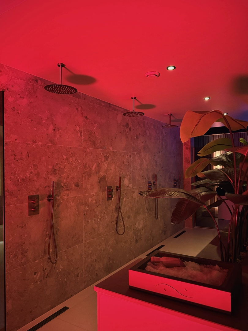 Luxe regendouches met natuurstenen wand en zoutscrub bij Pure Balance Club