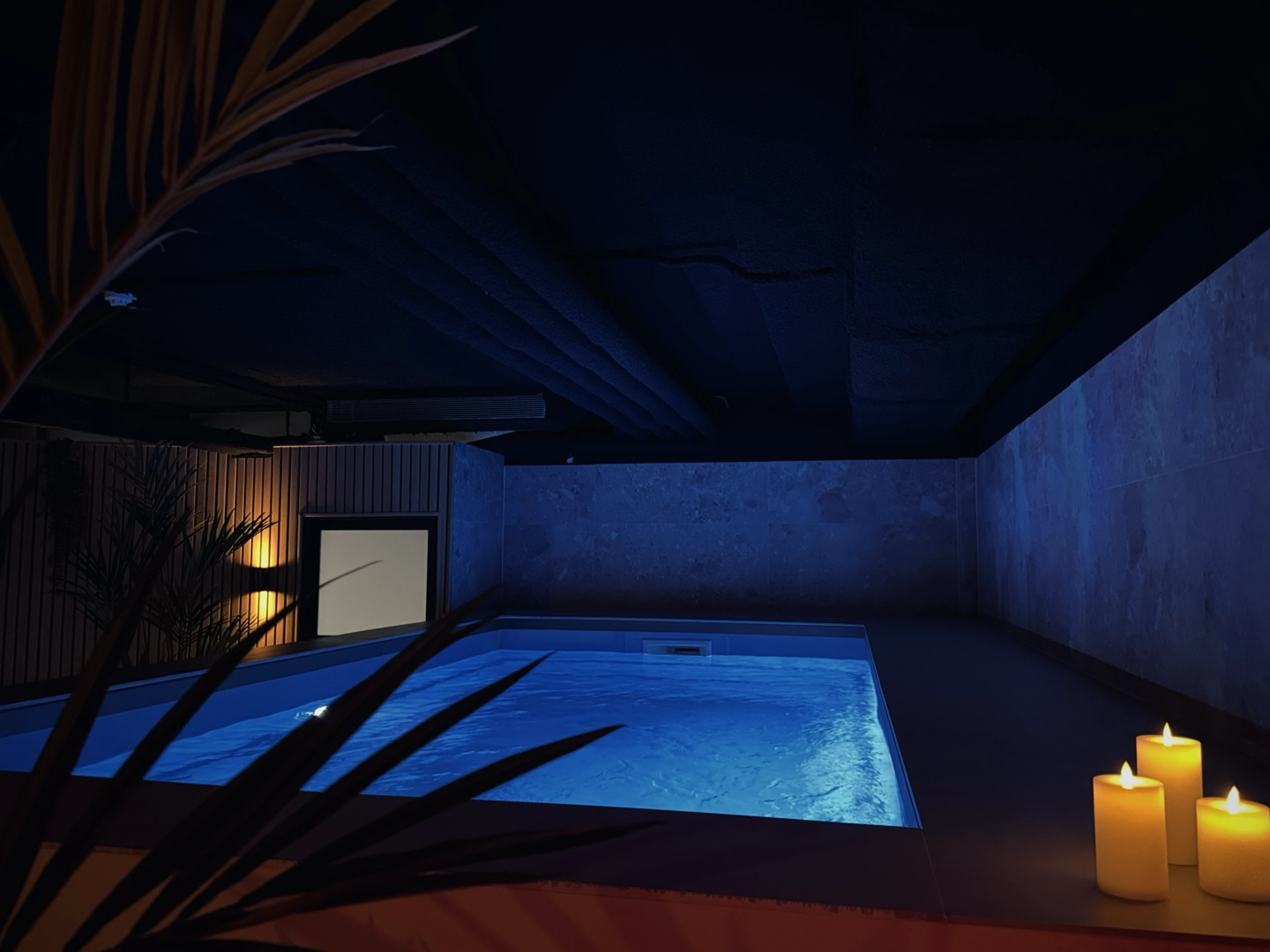 Verlichte plunge pool bij kaarslicht bij Pure Balance Club in Apeldoorn
