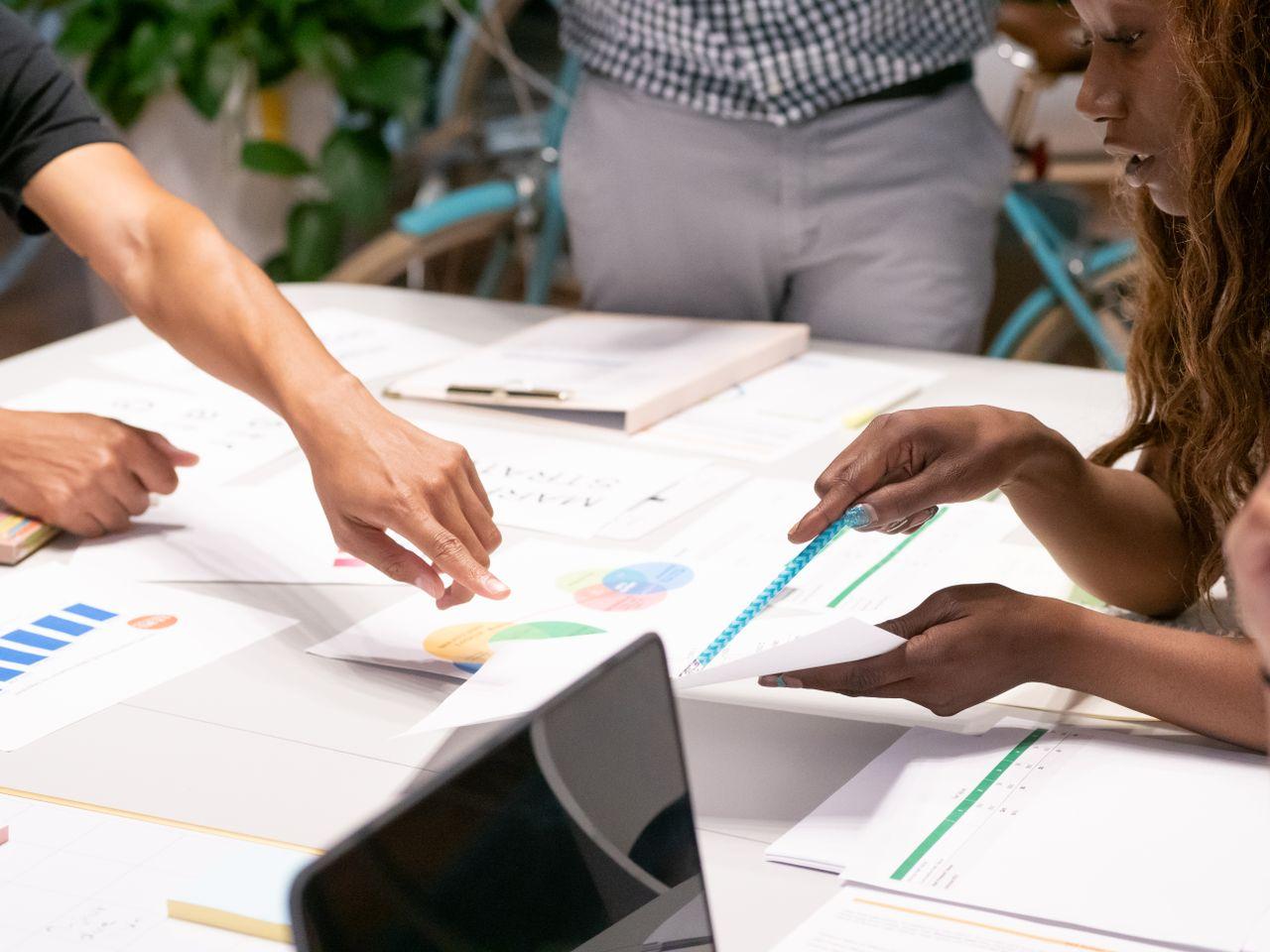 Drei Angebote nebeneinander auf einem Schreibtisch — Shopify-Angebote vergleichbar machen