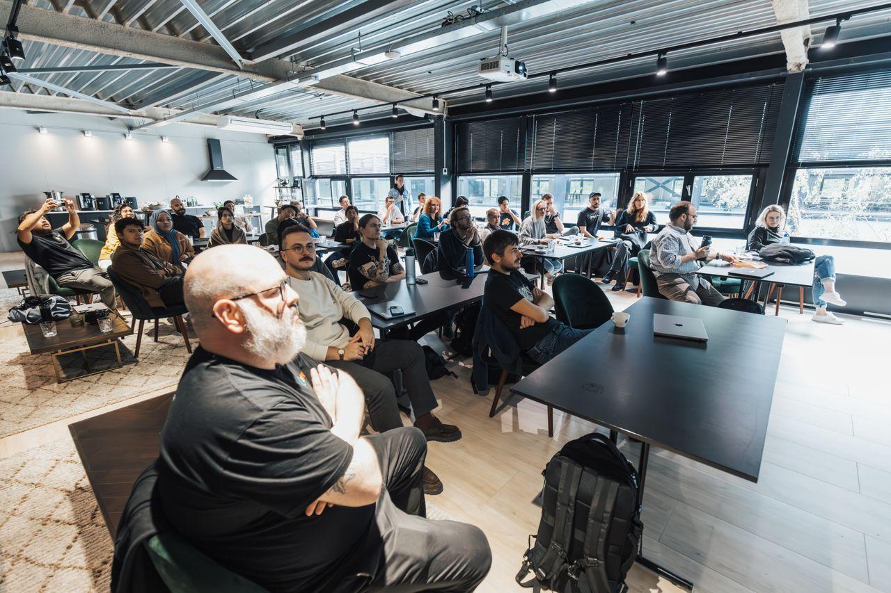 Besprechung in einem Büro — Entscheidung vor der Beauftragung einer Shopify Agentur