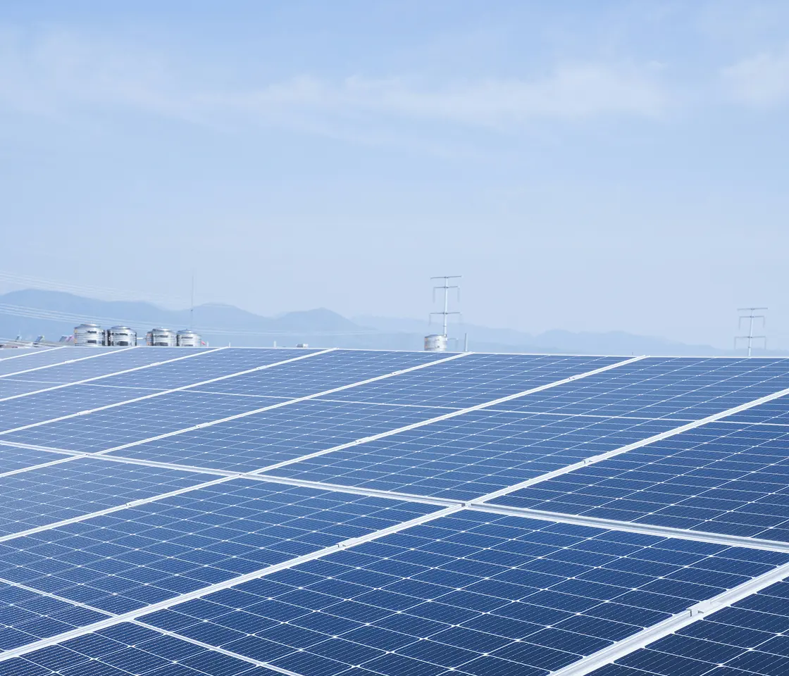 Rooftop solar panels providing commercial solar solutions for reliable, onsite energy generation and lower energy costs.