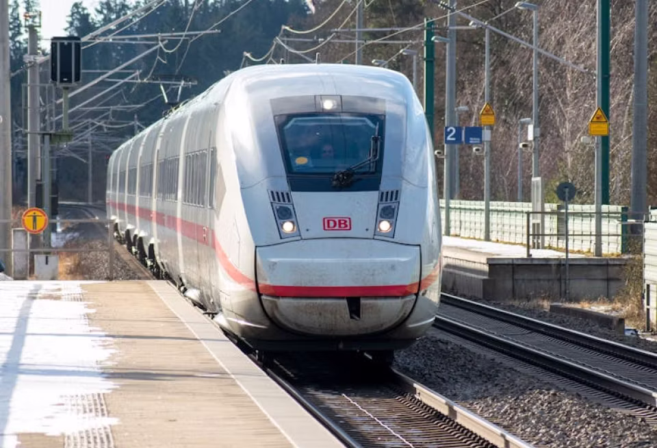ICE-Hochgeschwindigkeitszug der Deutschen Bahn fährt in einen Bahnhof mit Bahnsteig 2 ein.