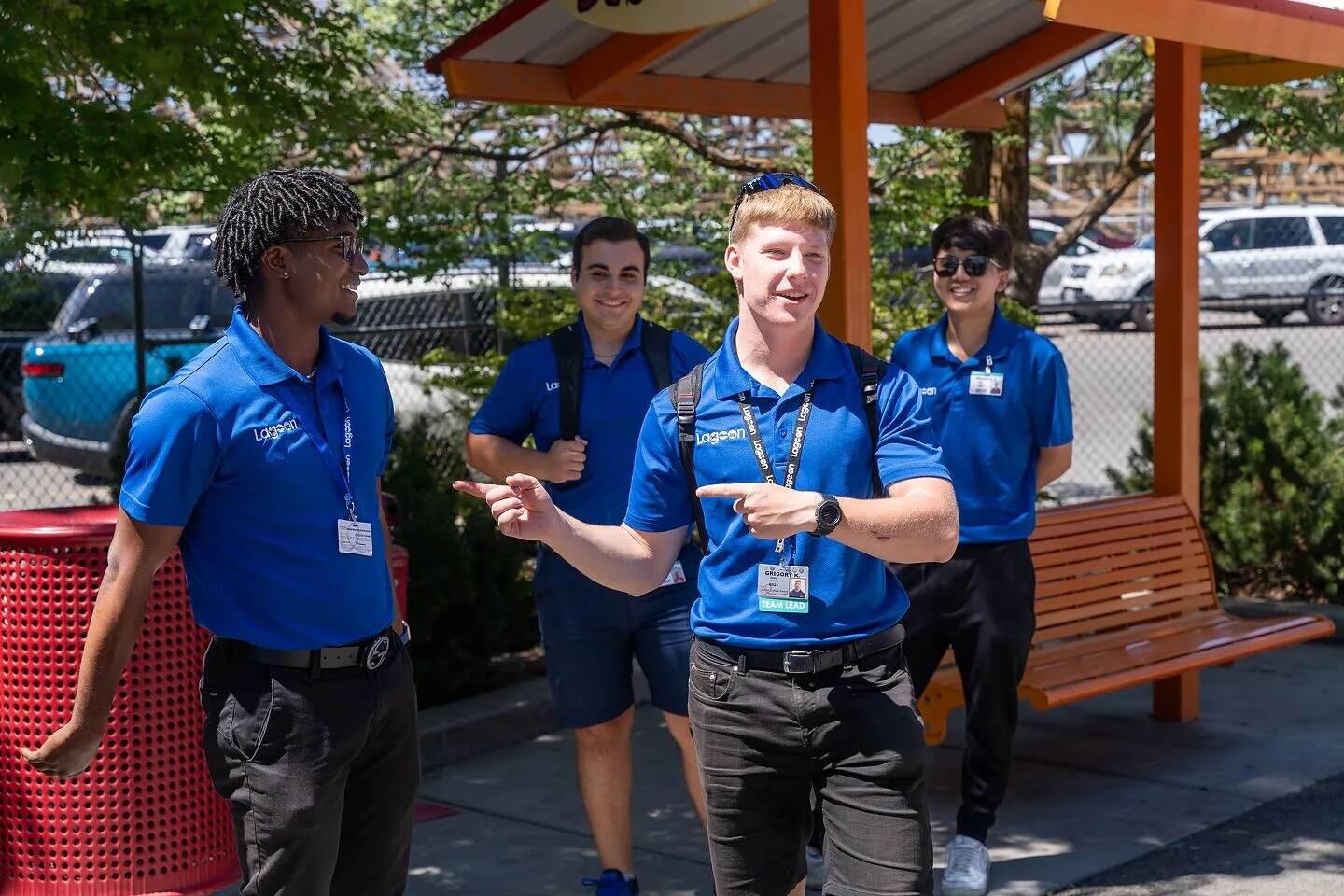 Estudiantes Work and Travel con uniforme de trabajo en un parque de diversiones en Estados Unidos
