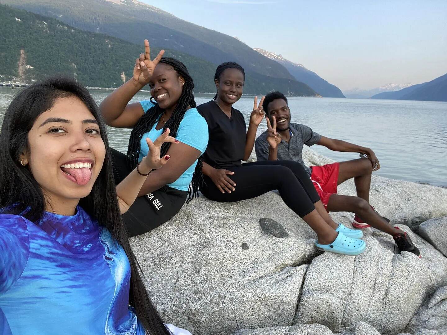 Estudiantes internacionales de intercambio junto a un lago entre montañas