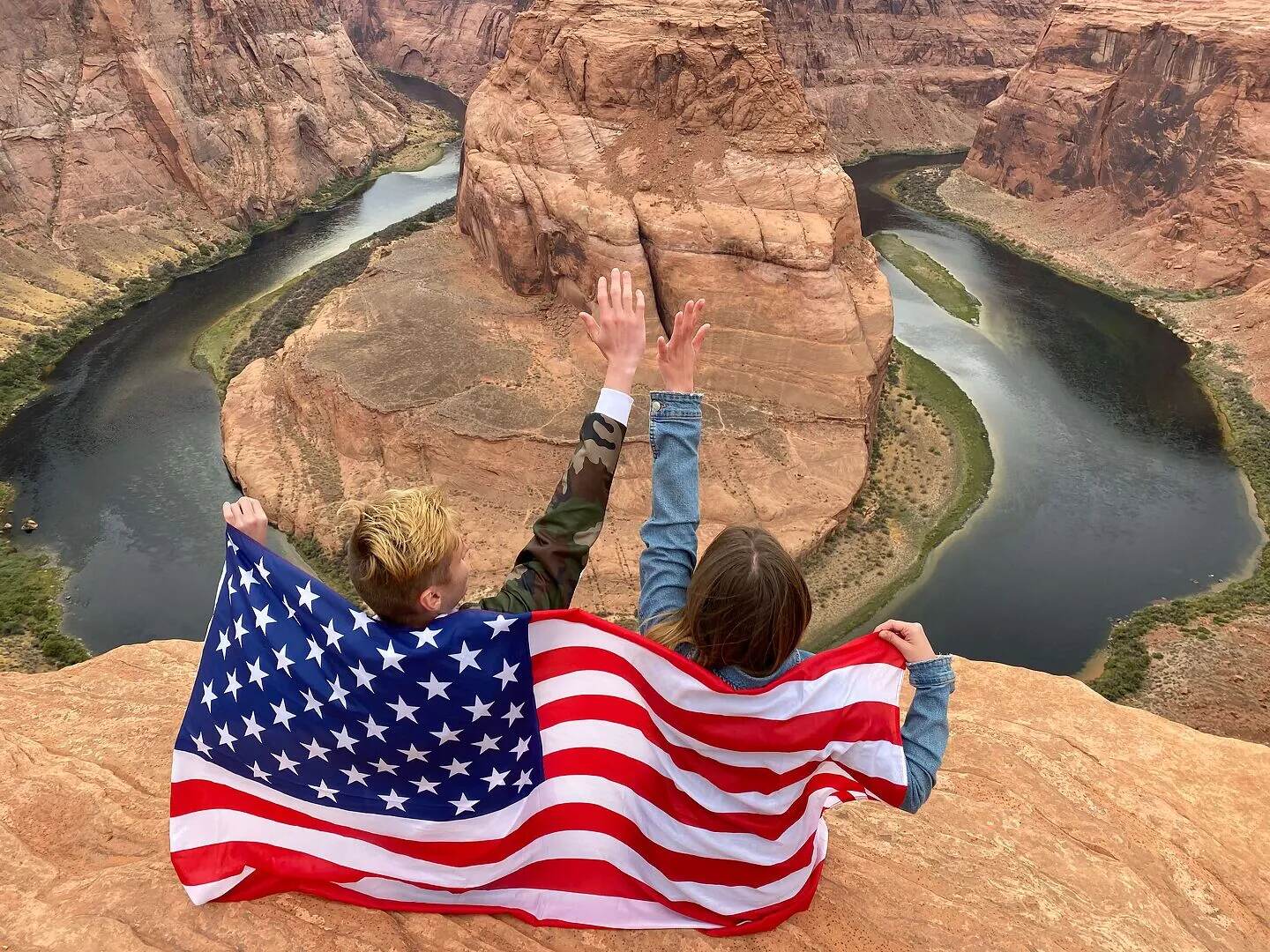 Estudiantes de intercambio Intrax con bandera de Estados Unidos en Horseshoe Bend, Arizona
