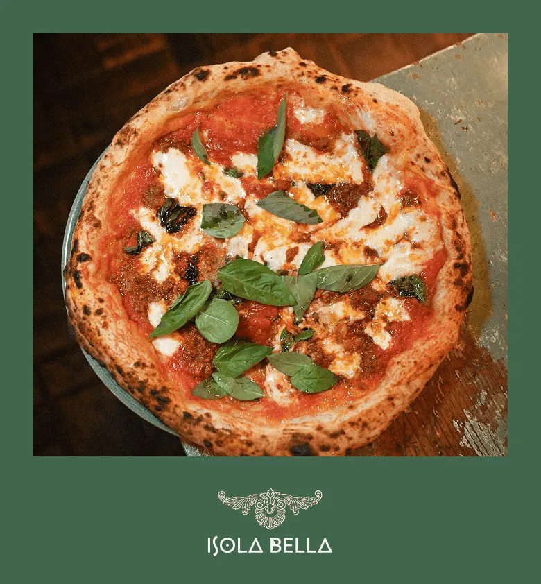 Pizza Margherita avec croûte dorée, sauce tomate, mozzarella fondue et feuilles de basilic frais.