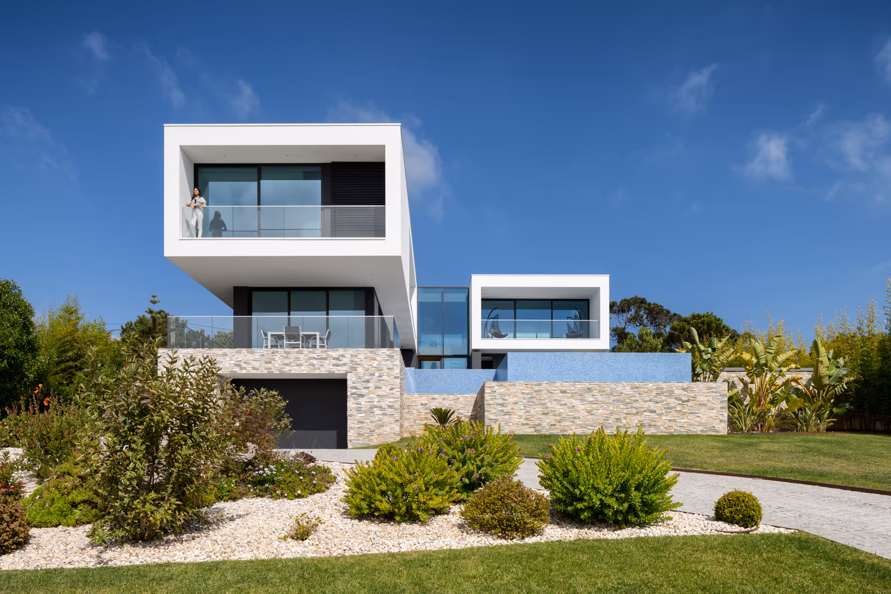 Ardonha Villa — landmark 3-bedroom villa with floating cantilever structure and ocean views, Foz do Arelho Silver Coast Portugal