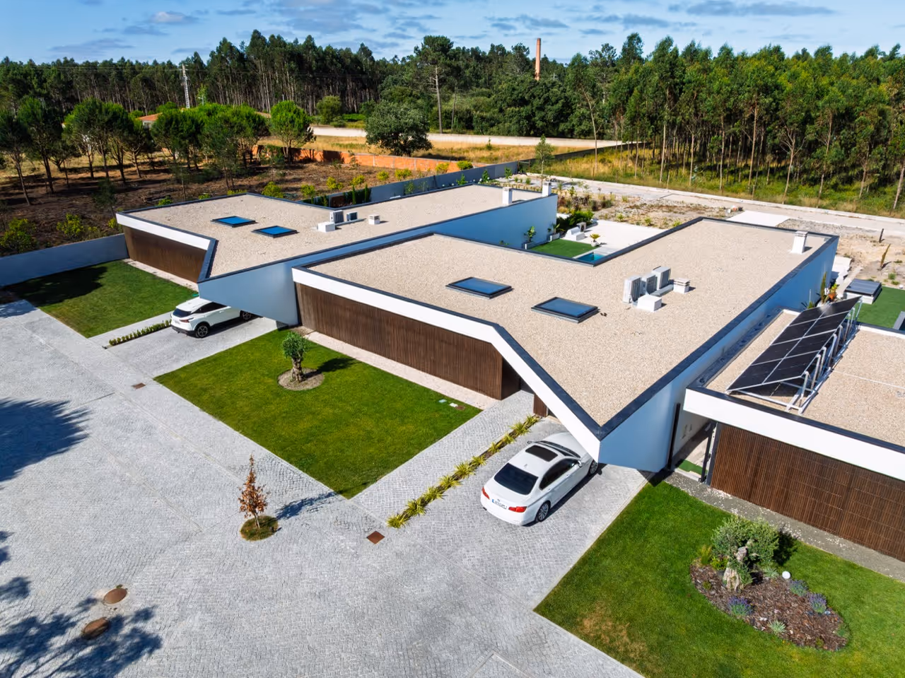 Kings Woodland Condominium aerial view — four private single-storey villas in wooded setting, Martingança Alcobaça Silver Coast