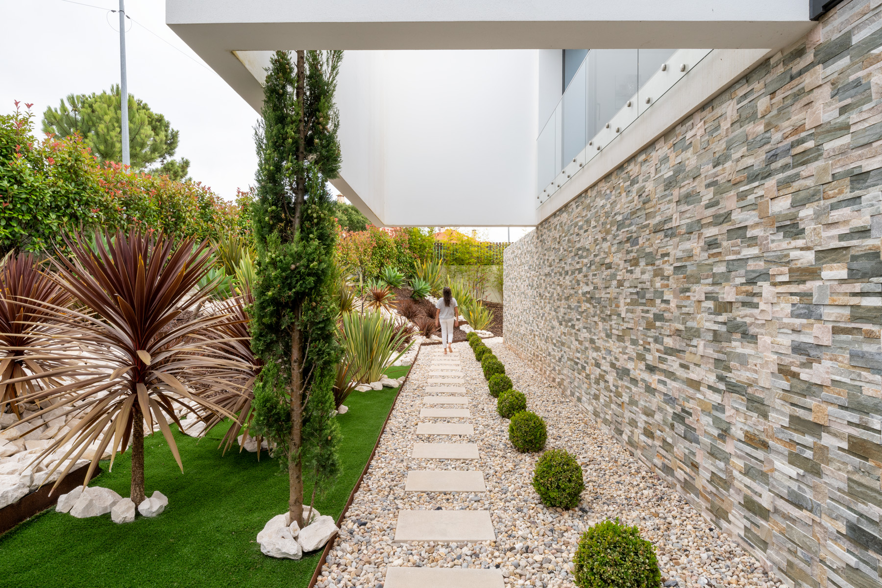 Ardonha Villa aerial view of infinity pool with floating stepping stones and Silver Coast views